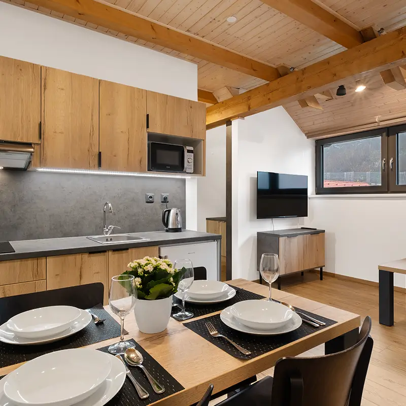 Chalupa u Rašovských - kuchyň s prostřeným stolem