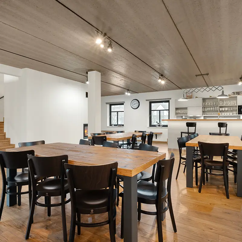 Chalupa u Rašovských - kuchyň s prostřeným stolem